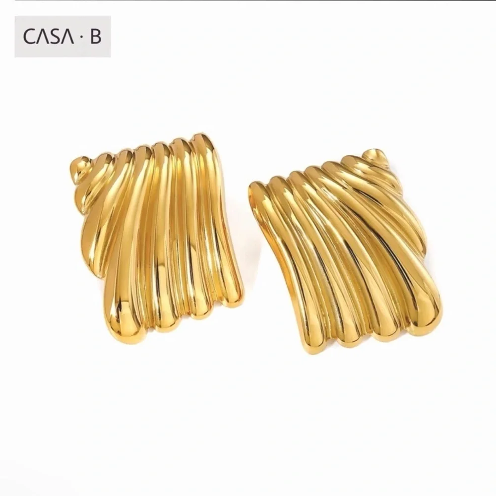 NEW to CASA B💫Haven Ribbed Square Gold plated Statement Earrings